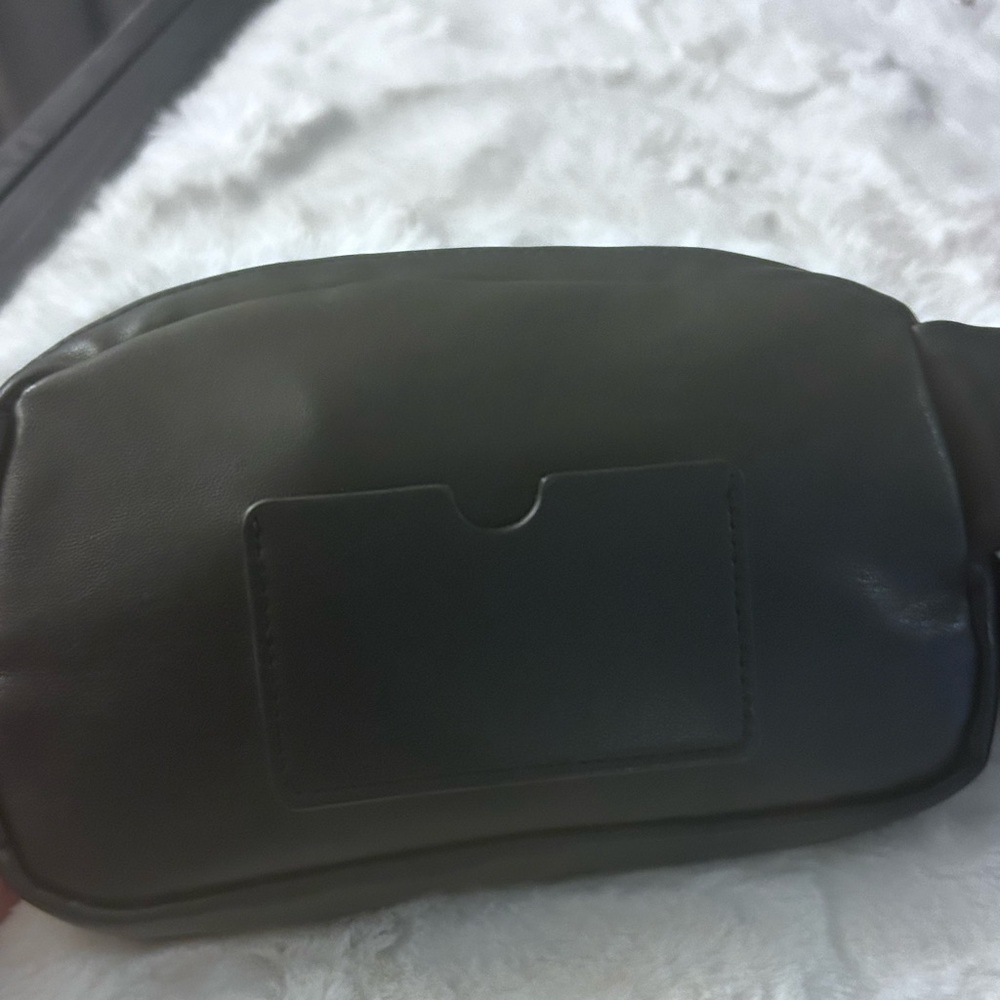 Steven Madden unisex Black Crossbody Belt vegan leather EUC PURSE-SALE p4 - Picture 3 of 3